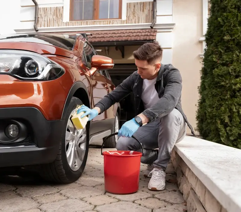 Lavage auto à domicile Vernaison : professionnel intervenant sur un véhicule